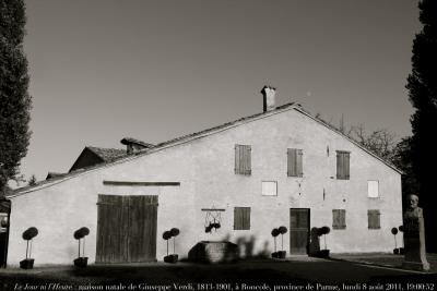 photographie “Le Jour ni l\'Heure 0806 : maison natale présumée de Giuseppe Verdi, 1813-1901, à Roncole Verdi, commune de Busseto, province de Parme, région Émilie-Romagne, Italie, lundi 8 août 2011, 19:” par Renaud Camus — www.renaud-camus.net — Demeures de l'esprit, maisons d'artistes, maisons de compositeurs, compositore, compositeur, musicien, musicista, opéra, opera, Ernani, Il Trovatore, Falstaff, Otello, La Forza del Destino, La Force du destin, Don Carlo, Don Carlos, Nabucco, La Traviata, I Masnadieri, Simon Boccanegra, Le Roncole