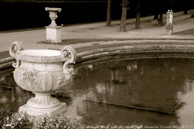 photographie “Le Jour ni l’Heure 7613 : parc de Saint-Cloud, Hauts-de-Seine, Île-de-France, dimanche 12 août 2012, 18:37:37” par Renaud Camus — www.renaud-camus.net — park, jardins, vasque, bassin, statues