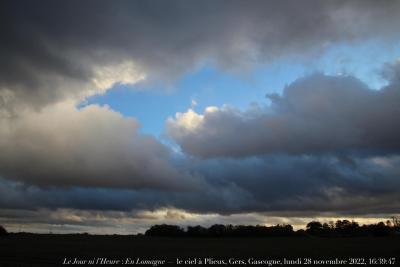 photographie “Le Jour ni l‘Heure 0584 : En Lomagne — le ciel à Plieux, Gers, Gascogne, lundi 28 novembre 2022, 16:39:47” par Renaud Camus — www.renaud-camus.net — Plieux, ciel, Lomagne, En Lomagne, Gers, nuages, Gascogne, Luke Howard