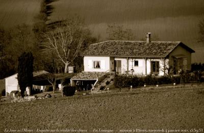 photographie “Le Jour ni l\'Heure 3496 : Enquête sur la réalité des choses — En Lomagne — maison à Plieux, Gers, Gascogne, Midi-Pyrénées, mercredi 4 janvier 2012, 15:59:33” par Renaud Camus — www.renaud-camus.net — house, ferme, casa, campagne, countryside, terre, champs, fields