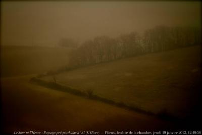 photographie “Le Jour ni l\'Heure 4581 : Paysage pré-posthume n° 21 — En Lomagne — Fenêtre de la chambre, Plieux, Gers, Gascogne, jeudi 19 janvier 2012, 12:19:56” par Renaud Camus — www.renaud-camus.net — landscape, brume, fog, brouillard, champs, fields, winter, campagne