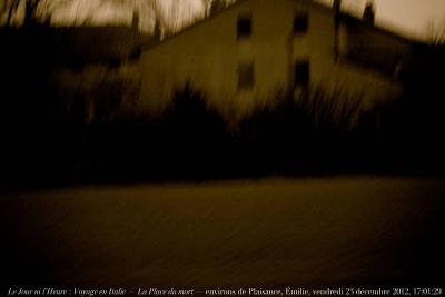 photographie “Le Jour ni l\'Heure 2497 : Voyage en Italie — La Place du mort — autoroute A 1, environs de Plaisance, vendredi 23 décembre 2011, 17:01:29” par Renaud Camus — www.renaud-camus.net — paysage, paesagio, landscape, maison, casa, case, houses, Emilia-Romagna, Italia, Morandi, soir, crépuscule, crepusculo, inverno, hiver