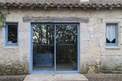 photographie “Arrêtez le massacre ! (ex-jolie maison dans le Sud-Ouest)” par Renaud Camus — www.renaud-camus.net — vandalisme, vandalism, Stop landscape management disaster, fenêtre, window, bay, Comment massacrer efficacement une maison de campagne en dix-huit leçons