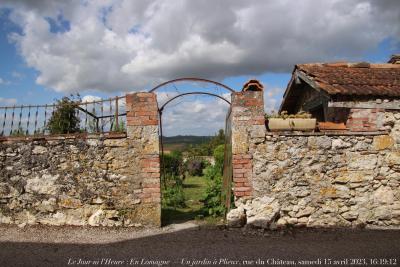 photographie “Le Jour ni l’Heure 5275 : En Lomagne — Un jardin à Plieux, rue du Château semedi 15 avril 2023, 16:19:12” par Renaud Camus — www.renaud-camus.net — jardin, Un jardin à Plieux, Lomagne, En Lomagne, Gers, Gascogne