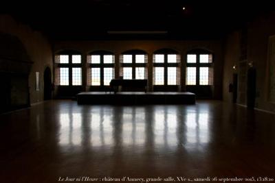 photographie “Le Jour ni l’Heure 0896 : château d’Annecy, grande salle, XVe s., Haute-Savoie, samedi 26 septembre 2015, 13:18:10” par Renaud Camus — www.renaud-camus.net — Annecy, château d'Annecy, Grande Salle, salle d'honneur, piano, fenêtres, estrade, croisée, baie, « Arrêtez le massacre ! », Au Pays des vandales, Haute-Savoie