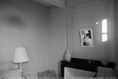 photographie “Le Jour ni l’Heure 7873 : Enquête sur la réalité des choses (Le Miroir) — chambre, L’Isle-Bouzon, Gers, Gascogne, lundi 6 juillet 2015, 20:46:13” par Renaud Camus — www.renaud-camus.net — intérieur, interior, chambre, miroir, mirror, Enquête sur la réalité des choses, bedroom, cure, la cure, gîte rural, L’Isle-Bouzon, Louis-Philippe, cheminée, vase, vase blanc, 6 juillet 2015