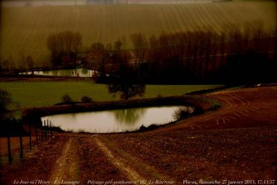 photographie “Le Jour ni l’Heure 0147 : En Lomagne — Paysage pré-posthume n° 102 (“Le Réservoir”) — Plieux, Gers, Gascogne, Midi-Pyrénées, dimanche 27 janvier 2013, 17:11:57” par Renaud Camus — www.renaud-camus.net — landscape, étang, pond, hiver, winter