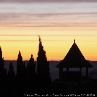 photographie “Le Jour ni l’Heure 4683 : L’Aube — Plieux, Gers, mardi 22 mars 2023, 06:32:34” par Renaud Camus — www.renaud-camus.net — Aube, L'Aube, Plieux, Gers, Gascogne, Lomagne, chapeau de gendarme, 21 mars 2023