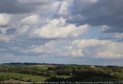 photographie “Le Jour ni l’Heure 5032 : En Lomagne — château de Gramont, XIIIe-XVIe s., Tarn-et-Garonne, vu di bancde Bismarck, Le Cassé, Plieux, Gers, Gascogne, jeudi 18 avril 2024, 17:32:19” par Renaud Camus — www.renaud-camus.net — Gramont, château de Gramont, Tarn-et-Garonne, Lomagne, En Lomagne , de, Bismarck, Le Cassé, Plieux, Gers, Gascogne, Camus, Renaud Camus, 18 avril 2024