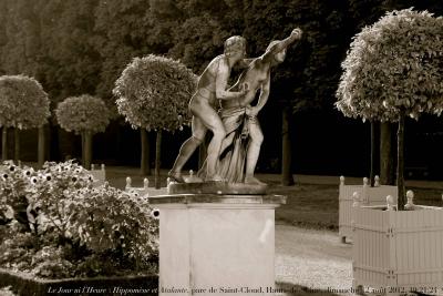 photographie “Le Jour ni l’Heure 7705 : Hippomène & Atalante, XVIIIe s., parc du château de Saint-Cloud, Hauts-de-Seine, Île-de-France, dimanche 12 août 2012, 19:21:24” par Renaud Camus — www.renaud-camus.net — statue, sculpture, park