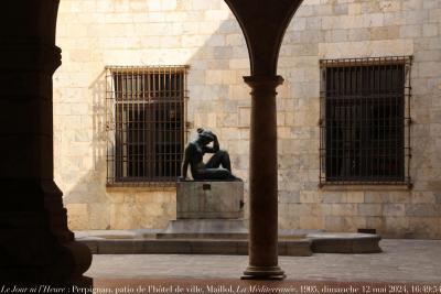 photographie “Le Jour ni l’Heure 6926 : Perpignan, patio de l\'hôtel de ville, Aristide Maillol, 1861-1944, La Méditerranée, 1905, dimanche 12 mai 2024, 16:49:54” par Renaud Camus — www.renaud-camus.net — Perpignan, Maillol, Méditerranée, La Méditerranée, Aristide Maillol, 1905, mairie, Pyrénées-Orientales, 12mai 2024