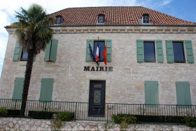 photographie “« Arrêtez le massacre ! » : La Grande Pelade — mairie de Sistels, Tarn-&-Garonne — belle maison défigurée par les arrachements d’enduit et par le fenestrage anachronique, dimanche 12 octobre 2014, 15:17:46” par Renaud Camus — www.renaud-camus.net — Sistels, mairie, hôtel de ville, Arrêtez le massacre, « Arrêtez le massacre ! », vandalisme, vandalism, enduit, crépu, fenestrage, huisseries, architecture, façade, arrachement, arrachage, arrachement d’enduit, France défigurée, La Grande Pelade, Tarn-et-Garonne, Languedoc-Roussillon