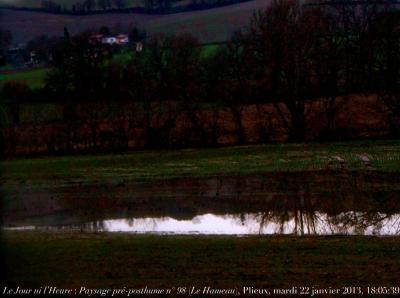 photographie “Le Jour ni l’Heure 9728 : Paysage pré-posthume n° 97 (Le Hameau), vallée de l’Auroue, Plieux, Gers, Gascogne, Midi-Pyrénées, mardi 22 janvier 2013, 18:05:39” par Renaud Camus — www.renaud-camus.net — landscape, soir, evening, rivière, river, Gascony