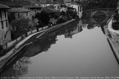 photographie “Le Jour ni l\'Heure : La Vie comme sur la Baïse, Nérac, Albret, Lot-et-Garonne, Nouvelle-Aquitaine, lundi 28 mars 2022, 19:41:06” par Renaud Camus — www.renaud-camus.net — Le Jour ni l'Heure, La Vie comme sur la Baïse, Nérac, Albret, Lot-et-Garonne, Nouvelle-Aquitaine, lundi 28 mars 2022, 19:41:06, eau, rivière, reflet, noir et blanc, pont, maisons, rives, river, calme, figé, miroir