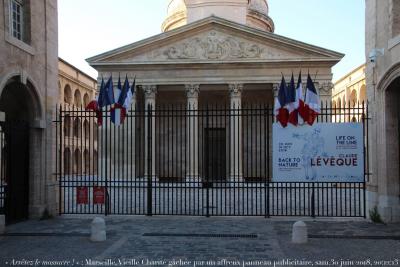 photographie “« Arrêtez le massacre ! »  4903 : Marseille, Vieille Charité, perspective gâchée par un affreux panneau publicitaire, samedi 30 juin 2018, 20:12:13” par Renaud Camus — www.renaud-camus.net — Marseille, Vieille Charité, Arrêtez le massacre !, vandalisme, vandalism, Vandales, architecture, sursignalisation, affiche, panneau, placard, Claude Lévêque, Life on the Line, 30 juin 2018
