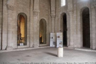 photographie “« Arrêtez le massacre ! » : magnifique salle romane, c. 1115, gâchée par des panneaux didactiques, clocher, abbaye de Moissac, Tarn-et-Garonne, Midi-Pyrénées, dimanche 4 janvier 2015, 14:55:48” par Renaud Camus — www.renaud-camus.net — vandalisme, vandalism, « Arrêtez le massacre ! », roman, romane, Moissac, salle haute, salle de la tour, clocher, abbaye de Moissac, Tarn-et-Garonne, voûte, 4 janvier 2015, Midi-Pyrénées, patrimoine