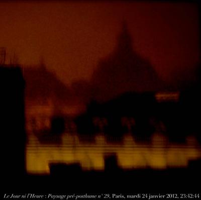photographie “Le Jour ni l\'Heure 5048 : Paysage pré-posthume n° 29 (“La Ville”, III) — Paris, église Saint-Augustin, vue prise de l\'hôtel Bourgogne & Montana, ch. 60, mardi 24 janvier 2012, 23:42:44” par Renaud Camus — www.renaud-camus.net — Paris, preposthmous, landscape, dôme, duomo, ciel, sky, Saint-Augustin, toits, roofs