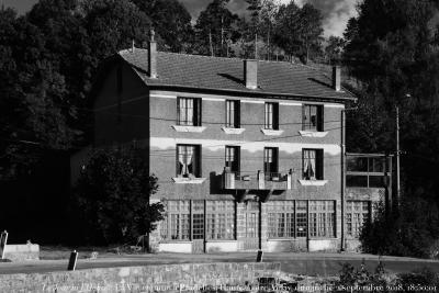 photographie “Le Jour ni l’Heure 7577 : La Vie comme à Pradelles, Haute-Loire — dimanche 2 septembre 2018, 18:50:01” par Renaud Camus — www.renaud-camus.net — Pradelles, La Vie comme à, Haute-Loire, Velay, maison, house, réalité, Enquête sur la réalité des choses, 2 septembre 2018