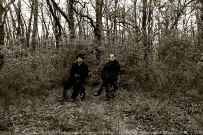 photographie “Le Jour ni l’Heure 9709 : Les Visiteurs dans la clairière des Trônes, bois de La Garrière, Plieux, Gers, Gascogne, mardi 22 janvier 2013, 17:49:16” par Renaud Camus — www.renaud-camus.net — portrait, double portrait, thrones, Stéphane Bily, Mathieu François du Bertrand, Visitors