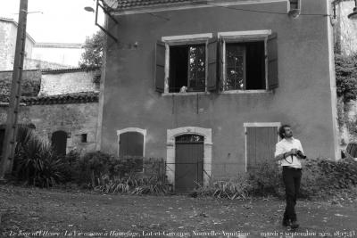 photographie “Le Jour ni l‘Heure 2635 : La Vie comme à Hautefage, Lot-et-Garonne, Nouvelle-Aquitaine, mardi 7 septembre 2021, 18:17:43” par Renaud Camus — www.renaud-camus.net — Le Jour ni l‘Heure 2635, La Vie comme à Hautefage, Lot-et-Garonne, Nouvelle-Aquitaine, mardi 7 septembre 2021, 18:17:43, personnage, chemise blanche, photographe, chat, noir, et, blanc
