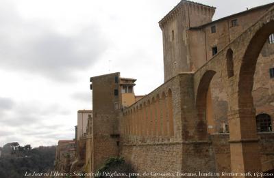 photographie “Le Jour ni l’Heure 0877 : La Vie comme à Pitigliano, prov. de Grosseto, Toscane, Italie, lundi 22 février 2016, 14:42:00” par Renaud Camus — www.renaud-camus.net — Pitigliano, Grosseto, provincia, provincia du Grosseto, Toscane, Toscana, remparts, muro, torre, castello, aquadotto, Italie, Italia, 22 février 2016