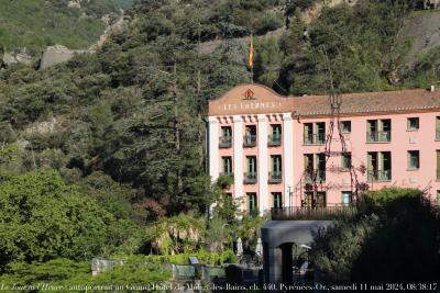 photographie “Le Jour ni l‘Heure 5967 : autoportrait au Grand Hôtel des Thermes, ch. 440, Molitg-les-Bains, Pyrénées-Atlantiques, samedi 11 mai 2024, 08:38:17” par Renaud Camus — www.renaud-camus.net — autoportrait, selfportrait, autoritratto, selbstbildnis, Moligt-les-Bains, Grand Hôtel, Grand Hôtel des Thermes, Les Bains de Moligt, Prades, Conflent, Pyrénées-Atlantques, hôtel, balcon, Thermes