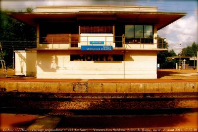 photographie “Le Jour ni l’Heure 0514 : Paysage préposthume n° 133 (La Gare) — Veneux-Les Sablons, Seine-&-Marne, Île-de-France, mercredi 29 août 2012, 17:37:10” par Renaud Camus — www.renaud-camus.net — preposthumous, station, railway station, architecture, preposhumous landscape