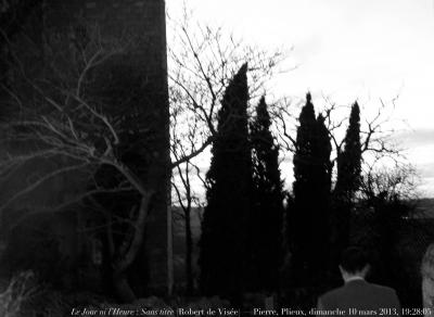 photographie “Le Jour ni l’Heure 2181 : Sans titre (Robert de Visée) — Pierre, Plieux, dimanche 10 mars 2013, 19:28:05” par Renaud Camus — www.renaud-camus.net — portrait, rue, cyprès, château, tour, retour à la maison, concert