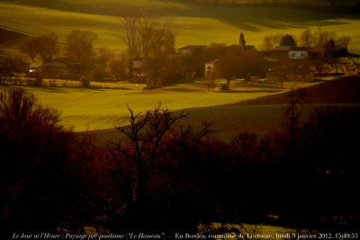 photographie “Le Jour ni l\'Heure 3731 : Paysage pré-posthume (“Le Hameau”) — En Lomagne, hameau d\'En Bordes, commune de Lectoure, Gers, Gascogne, Midi-Pyrénées, France, lundi 9 janvier 2012, 15:49:53” par Renaud Camus — www.renaud-camus.net — landscape, hamlet, preposthumous, village, Gascony, Gascogne, Gers, Midi-Pyrénées