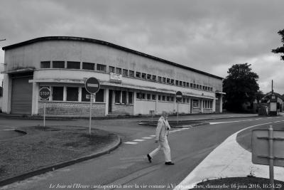 photographie “Le Jour ni l’Heure 9172 : autoportrait avec la vie comme à Vierzon, Cher, dimanche 12 juin 2016, 16:55:18” par Renaud Camus — www.renaud-camus.net — autoportrait, selfportrait, spectre, Un spectre hante l’Europe : moi, Un spectre hante l’Europe, Vierzon, Cher, usine, bureau