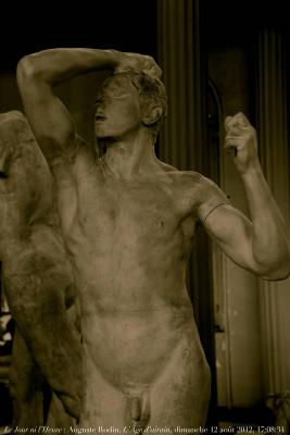 photographie “Le Jour ni l’Heure 7505 : Auguste Rodin, 1840-1917, L’Âge d’Airain, plâtre, étude, c. 1877, villa des Brillants, demeure du sculpteur à Meudon, Hauts-de-Seine, Île-de-France, dimanche 12 août 2012, 17:08:34” par Renaud Camus — www.renaud-camus.net — sculpture, statue, sculpteur, sculptor, homme, jeune homme, young man, garçon, boy