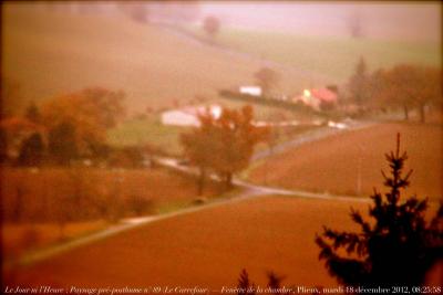 photographie “Le Jour ni l’Heure 7508 : En Lomagne — Paysage pré-posthume n° 89 (“Le Carrefour”) — Fenêtre de la chambre, Plieux, Gers, Gascogne, mardi 18 décemebr 2012, 08:25:58” par Renaud Camus — www.renaud-camus.net — landscape, preposthumous, crossways, countryside, Gascony
