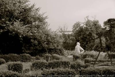 photographie “Le Jour ni l’Heure 7057 : autoportrait à l’Archer, Plieux, jardin haut, samedi 13 juillet 2013, 21:41:57” par Renaud Camus — www.renaud-camus.net — selfportrait, autoritratto, garden, jardin, sculpture, statue