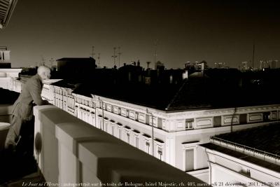 photographie “Le Jour ni l\'Heure 2011 : autoportrait sur les toits de Bologne, hôtel Majestic (“gia Baglioni”), via Indipendenza, mercredi 21 décembre 2011, 21:38:48” par Renaud Camus — www.renaud-camus.net — selfportrait, autoritratto, selfbildnis, chambre d'hôtel, hotel room, balcony, terrasse, terrazza, Baglioni, Bologna, Emilia-Romagna, Italia