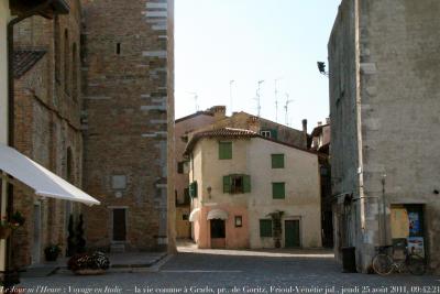 photographie “Le Jour ni l\'Heure 3485 : Voyage en Italie — La Vie comme à Grado, province de Goritz, Frioul-Vénétie julienne, jeudi 25 août 2011, 09:42:21” par Renaud Camus — www.renaud-camus.net — Italia, piazza, Friuli-Venezia-Giulia, place