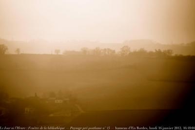 photographie “Le Jour ni l\'heure 4517 : Fenêtre de la bibliothèque — Paysage pré-posthume n° 15 — En Lomagne — hameau d\'En Bordes, commune de Lectoure,  Gers, Gascogne, Midi-Pyrénées, France, lundi 16 janvier 2012, 16:49:04” par Renaud Camus — www.renaud-camus.net — landscape, brume, brouillard, fog, Lectoure, Gascogne, Gascony