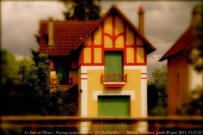 photographie “Le Jour ni l’Heure 5904 : Paysage préposthume n° 121 (Le Pavillon) — Médan, Yvelines, Île-de-France, jeudi 20 juin 2013, 15:57:55” par Renaud Camus — www.renaud-camus.net — pavillion, preposthumous landscape, maison, house, pavillon de banlieue, volets verts, contrevents