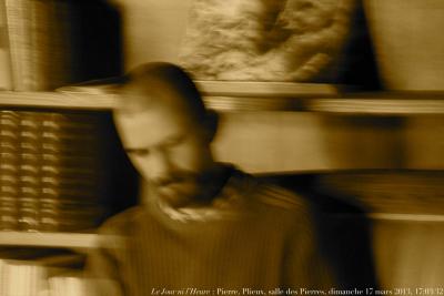 photographie “Le Jour ni l’Heure 2464 : Pierre, Plieux, salle des Pierres, dimanche 17 mars 2013, 17:03:32” par Renaud Camus — www.renaud-camus.net — portrait, homme, man, Balthus