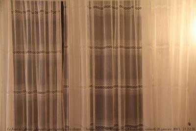 photographie “Le Jour ni l’Heure 0087 : Enquête sur la réalité des choses (le rideau) — lotissement de Marquères, Fleurance, Gers, Gascogne, samedi 26 janvier 2013, 21:22:36” par Renaud Camus — www.renaud-camus.net — rideaux, curtains, voile, Fin de partie