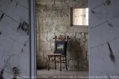 photographie “Le Jour ni l’Heure 5500 : Intérieur à Plieux — salle des Vents, salle des Nuits, mercredi 26 avril 2023, 14:29:56” par Renaud Camus — www.renaud-camus.net — Intérieur à Plieux, salle des Vents, salle des Nuits, tommette, paysage, Plieux, chaise indochinoise