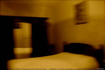 photographie “Le Jour ni l\'Heure 2955 : Enquête sur la réalité des choses — chambre à coucher, Fleurance, samedi 31 décembre 2011, 23:18:27” par Renaud Camus — www.renaud-camus.net — bedroom, armoire à glace, lit, bed, tableau, painting