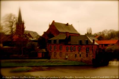 photographie “Le Jour ni l’Heure 1131 : La Place du mort — Paysage pré-posthume n° 63 — Maroilles, sur l’Helpe mineure, dans l’Avesnois, Nord, mardi 17 avril 2012, 17:04:20” par Renaud Camus — www.renaud-camus.net