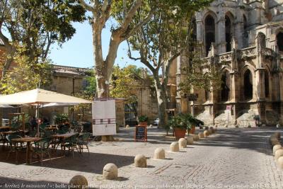 photographie “« Arrêtez le massacre ! » : magnifique place gâchée par l’affreux panneau publicitaire de la brasserie du Palais, au pied de la cathédrale à Béziers, Hérault, Languedoc-Roussillon, samedi 27 septembre 2014, 12:21:19” par Renaud Camus — www.renaud-camus.net — vandalisme, Au pays des vandales, Arrêtez le massacre !, « Arrêtez le massacre ! », Béziers, Hérault, Languedoc-Roussillon, cathédrale, cathedral, évêché, palais épiscopal, bishopric, palais de Justice, Saint-Nazaire, brasserie du Palais, place du Palais, panneau, publicité, brasserie, menu, signalisation