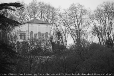 photographie “Le Jour ni l’Heure 3106 : Jules Romain, 1499-1546, la villa Lante, 1518-1531 (avec un affreux ajout), auj. ambassade de Finlande (“ambassade de Caronie”), sur le Janicule, Rome — vue prise du palais Corsini, dimanche 28 février 2016, 15:40:34” par Renaud Camus — www.renaud-camus.net — Rome, Roma, Janicule, Gianicolo, villa Lante, Giulio Romano, Jules Romain, ambassade de Finlande, ambasciata di Finlandia, Institut finlandais, Instituto finlandese, « Arrêtez le massacre ! », palais Corsini, palazzo Corsini, Trastevere, Transtevere, architecte, architetto, Renaissance, maniérisme, Rinascimento, 28 février 2016