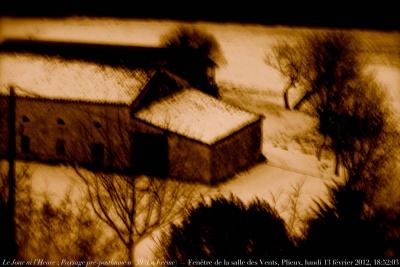 photographie “Le Jour ni l’Heure 6526 : Paysage pré-posthume n° 39 (“La Ferme”) — En Lomagne — Fenêtre de la salle des Vents, Plieux, lundi 13 février 2012, 18:52:03” par Renaud Camus — www.renaud-camus.net — farm, Gascony, neige, snow, window