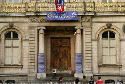 photographie “Le Jour ni l\'Heure 4281 : « Arrêtez le massacre ! », gâchis de la façade de l\'hôtel de ville de Lyon, 1646-1655, par Simon Maupin, restaurée en 1702 par Jules Hardouin Mansart, vendredi 3 juin 2011, 20:” par Renaud Camus — www.renaud-camus.net — vandalisme, vandalism, banderole, porte, porche