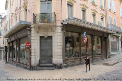 photographie “« Arrêtez le massacre ! » (contre-exemple) — boutique parfaitement administrée et respectueuse de son immeuble à Narbonne, Aude, Languedoc-Roussillon, dimanche 28 septembre 2014, 14:42:20” par Renaud Camus — www.renaud-camus.net — bon exemple, beau magasin, commerce, boutique, Narbonne, respect, “«, Arrêtez, le, massacre, », —, contre-exemple, félicitations, approbation