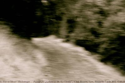 photographie “Le Jour ni l’Heure 2294 : En Lomagne — Paysage pré-posthume n° 76 (“Le Chemin”) — L’Isle-Bouzon, Gers, Gascogne, Midi-Pyrénées, dimanche 7 octobre 2012, 17:03:56” par Renaud Camus — www.renaud-camus.net — path, Gascogne, Gascony