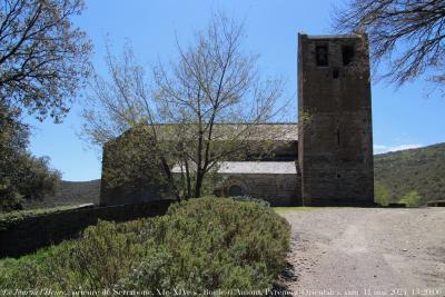 photographie “Le Jour ni l’Heure 6041 : priéuré de Serrabone, XIe-XIVe s., Boule-d-Amont, dans le pays d’Aspre, Roussillon, samedi 11 mai 2024, 13:20:06” par Renaud Camus — www.renaud-camus.net — Serrabone, Serrabona, prieuré, prieuré de Serrabone, Boule-d’Amont, pays d’Aspre, Aspre, Roussillon, Catalogne, Roussillon roman, roman, romane, église romane, architecture romane, Prades, Céret