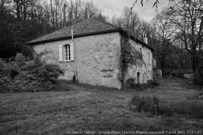 photographie “Le Jour ni l’Heure 4264 : Sexton Place, Quercy, France, mercredi 3 avril 2024, 17:13:43” par Renaud Camus — www.renaud-camus.net — maison, Quercy, Lauzerte, Sexton, David Sexton, “Sexton, Place, France, Camus, Renaud Camus, 3 avril 2024